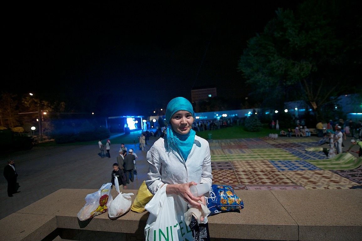 Ночь Лейлату-л-Кадр в Центральной мечети Алматы, молитвы, чтение Корана и ночь прощения верующих. Ислам, Лейлату-л-Кадр, ночь предопределения, ночь Могущества, мечеть Алматы, Рамадан, молитва, Коран, Казахстан, религия, Shanger.kz, Карлыгаш Нуржан