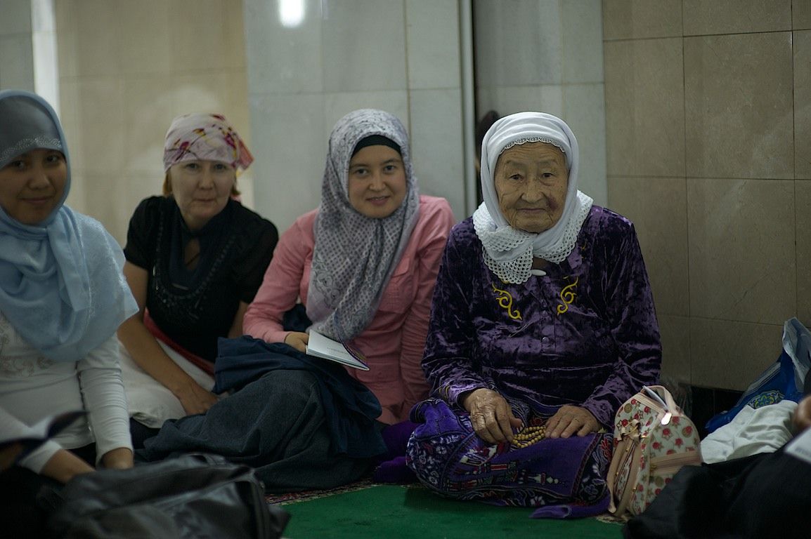 Ночь Лейлату-л-Кадр в Центральной мечети Алматы, молитвы, чтение Корана и ночь прощения верующих. Ислам, Лейлату-л-Кадр, ночь предопределения, ночь Могущества, мечеть Алматы, Рамадан, молитва, Коран, Казахстан, религия, Shanger.kz, Карлыгаш Нуржан