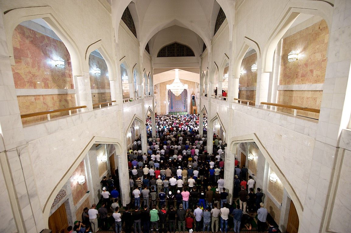 Ночь Лейлату-л-Кадр в Центральной мечети Алматы, молитвы, чтение Корана и ночь прощения верующих. Ислам, Лейлату-л-Кадр, ночь предопределения, ночь Могущества, мечеть Алматы, Рамадан, молитва, Коран, Казахстан, религия, Shanger.kz, Карлыгаш Нуржан