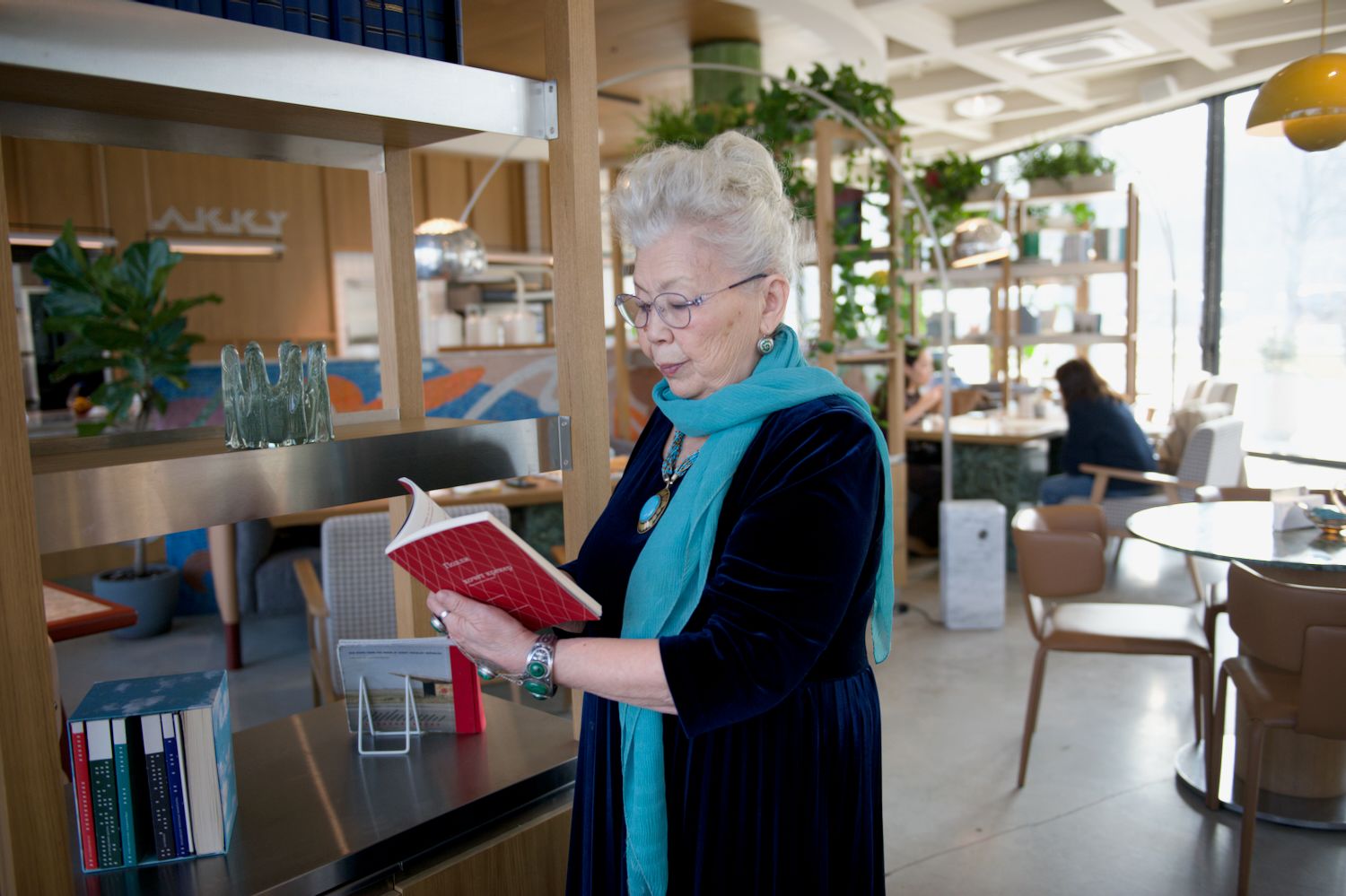 Магира Қожахметова — Қазақстан журналистикасының аңызы, ол мамандық, дәуір және ХХ ғасырдағы қазақ мәдениетінің негізгі тұлғаларымен болған кездесулер туралы әңгімелейді. Журналистика, Магира Қожахметова, Қазақстан журналистикасы, сұхбат, журналистика тарихы, қазақ зиялылары, Бауыржан Момышұлы, Майя Плисецкая, Оралхан Бөкей, Қазақстан мәдениеті, медиа, сөз, дәуір, тұлғалар портреттері, Shanger.kz