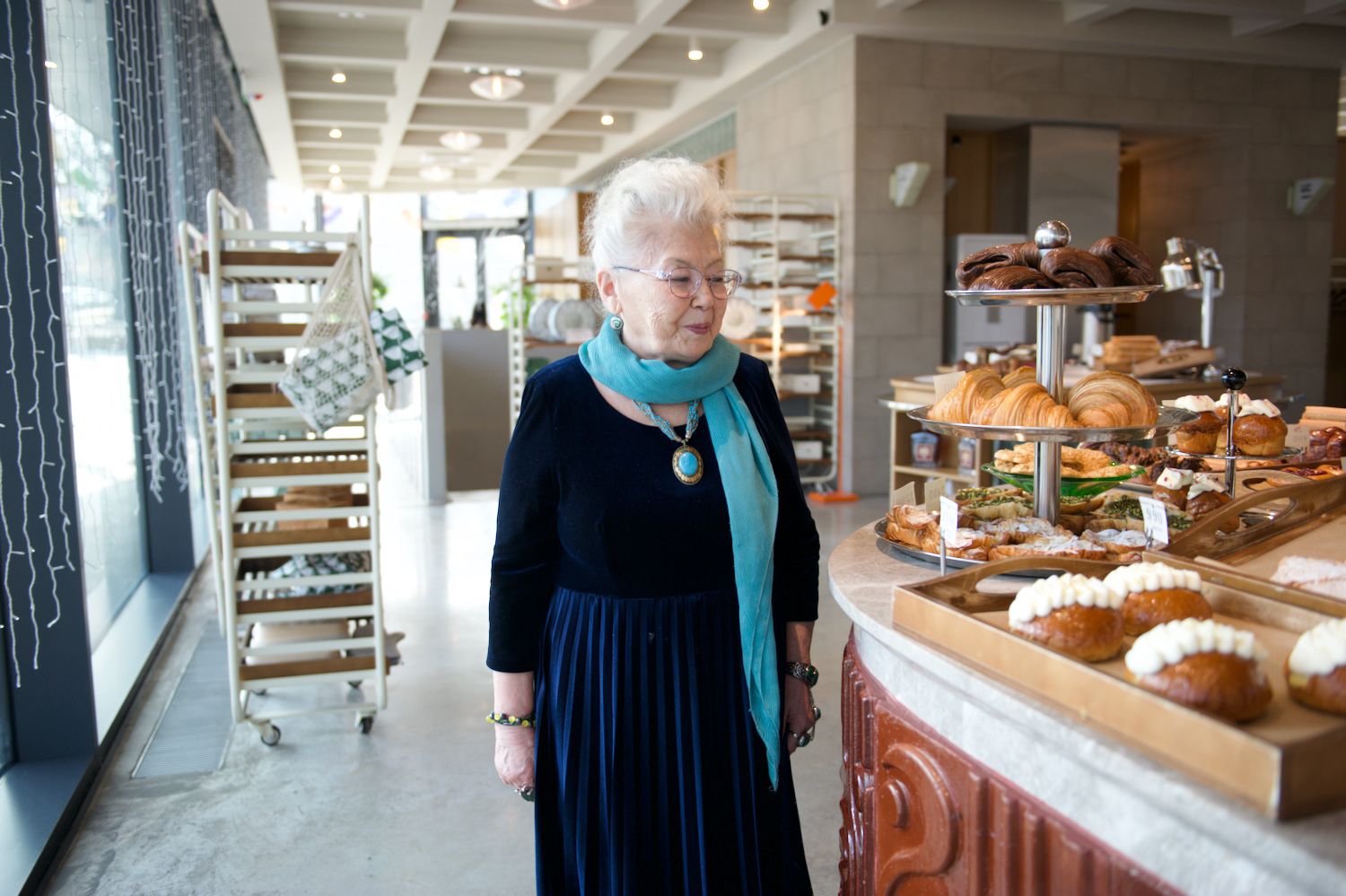 Магира Қожахметова — Қазақстан журналистикасының аңызы, ол мамандық, дәуір және ХХ ғасырдағы қазақ мәдениетінің негізгі тұлғаларымен болған кездесулер туралы әңгімелейді. Журналистика, Магира Қожахметова, Қазақстан журналистикасы, сұхбат, журналистика тарихы, қазақ зиялылары, Бауыржан Момышұлы, Майя Плисецкая, Оралхан Бөкей, Қазақстан мәдениеті, медиа, сөз, дәуір, тұлғалар портреттері, Shanger.kz