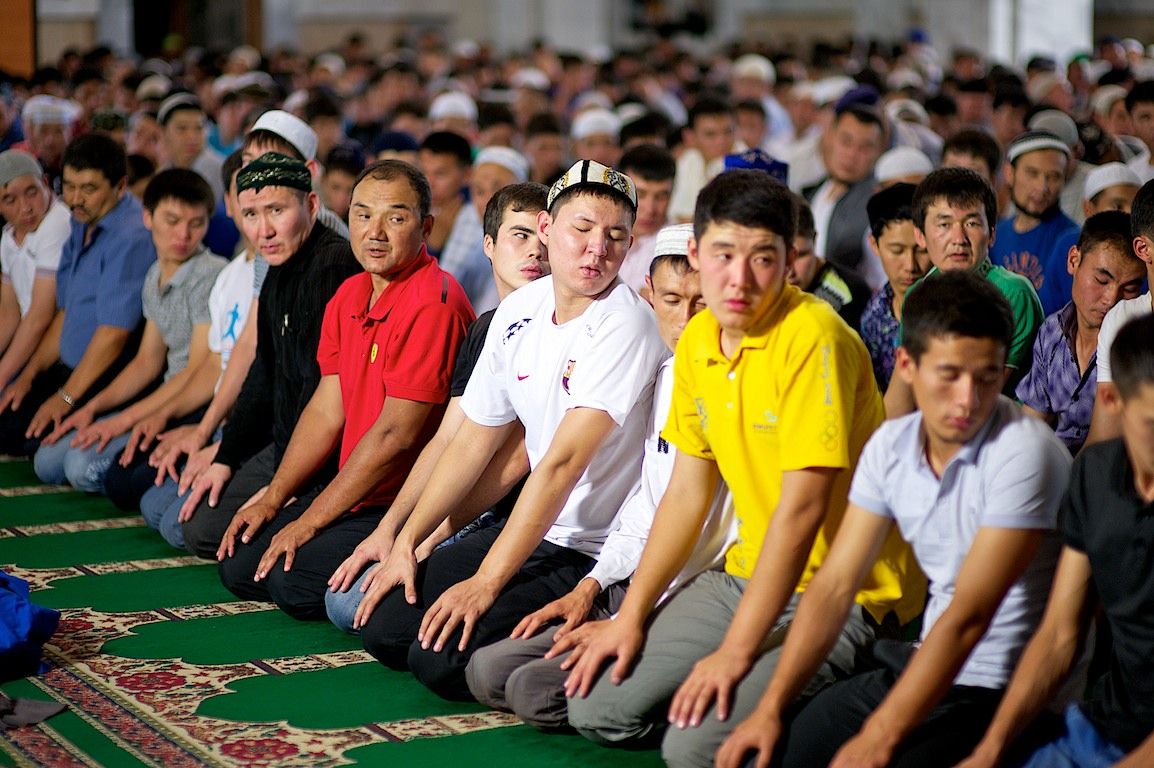 Ночь Лейлату-л-Кадр в Центральной мечети Алматы, молитвы, чтение Корана и ночь прощения верующих. Ислам, Лейлату-л-Кадр, ночь предопределения, ночь Могущества, мечеть Алматы, Рамадан, молитва, Коран, Казахстан, религия, Shanger.kz, Карлыгаш Нуржан