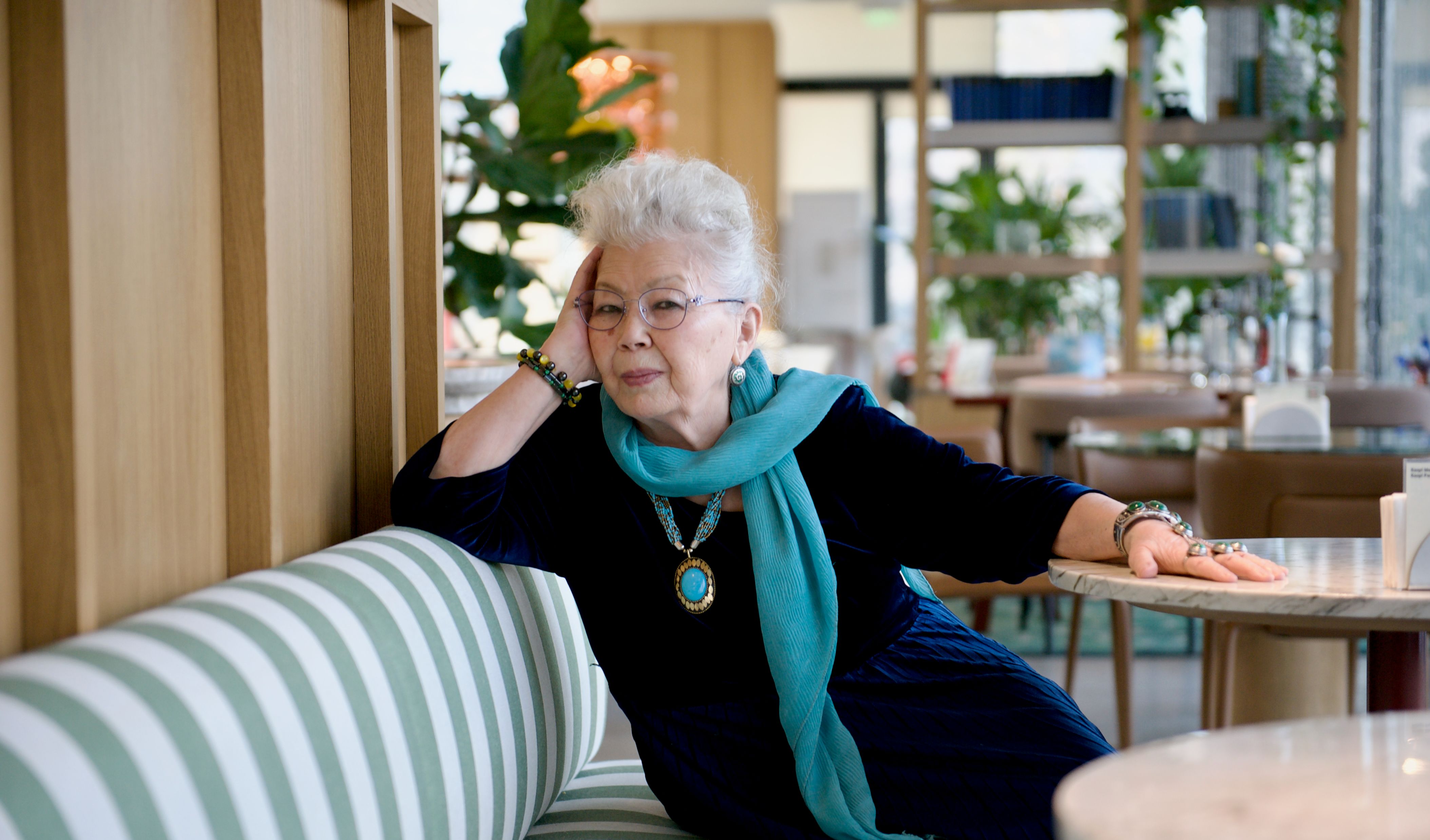 Магира Қожахметова — Қазақстан журналистикасының аңызы, ол мамандық, дәуір және ХХ ғасырдағы қазақ мәдениетінің негізгі тұлғаларымен болған кездесулер туралы әңгімелейді. Журналистика, Магира Қожахметова, Қазақстан журналистикасы, сұхбат, журналистика тарихы, қазақ зиялылары, Бауыржан Момышұлы, Майя Плисецкая, Оралхан Бөкей, Қазақстан мәдениеті, медиа, сөз, дәуір, тұлғалар портреттері, Shanger.kz