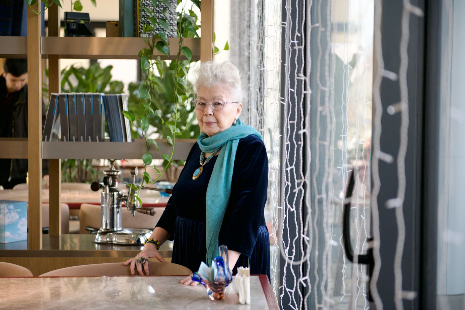 Магира Қожахметова — Қазақстан журналистикасының аңызы, ол мамандық, дәуір және ХХ ғасырдағы қазақ мәдениетінің негізгі тұлғаларымен болған кездесулер туралы әңгімелейді. Журналистика, Магира Қожахметова, Қазақстан журналистикасы, сұхбат, журналистика тарихы, қазақ зиялылары, Бауыржан Момышұлы, Майя Плисецкая, Оралхан Бөкей, Қазақстан мәдениеті, медиа, сөз, дәуір, тұлғалар портреттері, Shanger.kz