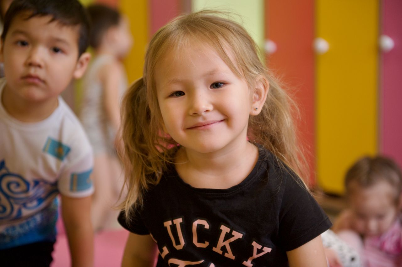 Новый детский сад «Алтын бесік» в селе Аулиеколь Костанайской области, современное пространство, прозванное «Аулиекольским Хогвартсом, детский сад Аулиеколь, Аулиекольский Хогвартс, дошкольное образование Казахстан, Костанайская область, Алтын бесік, фонд Halyk Тимура Кулибаева, социальная инфраструктура села, модернизация образования, Тимур Кулибаев