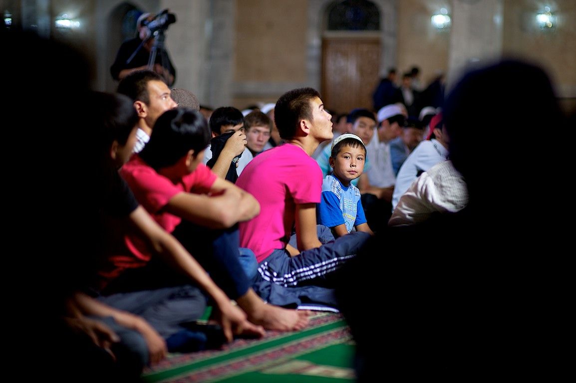 Ночь Лейлату-л-Кадр в Центральной мечети Алматы, молитвы, чтение Корана и ночь прощения верующих. Ислам, Лейлату-л-Кадр, ночь предопределения, ночь Могущества, мечеть Алматы, Рамадан, молитва, Коран, Казахстан, религия, Shanger.kz, Карлыгаш Нуржан
