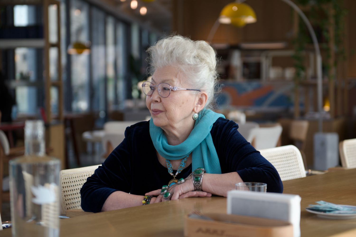 Магира Қожахметова — Қазақстан журналистикасының аңызы, ол мамандық, дәуір және ХХ ғасырдағы қазақ мәдениетінің негізгі тұлғаларымен болған кездесулер туралы әңгімелейді. Журналистика, Магира Қожахметова, Қазақстан журналистикасы, сұхбат, журналистика тарихы, қазақ зиялылары, Бауыржан Момышұлы, Майя Плисецкая, Оралхан Бөкей, Қазақстан мәдениеті, медиа, сөз, дәуір, тұлғалар портреттері, Shanger.kz