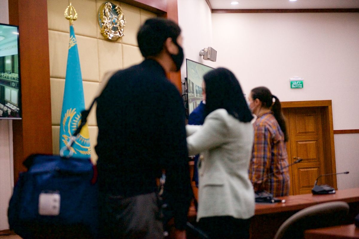 Журналисты и депутаты в Мажилисе Парламента Казахстана во время обращения Президента Касым-Жомарта Токаева. Фоторепортаж Ростислава Кобеца в рамках проекта Huawei «Особое мнение», Парламент Казахстана, Мажилис, Президент Токаев, Ерлан Карин, Huawei, Особое мнение, Ростислав Кобец, инклюзия, журналистика, VOXPOPULI, Карла Нур