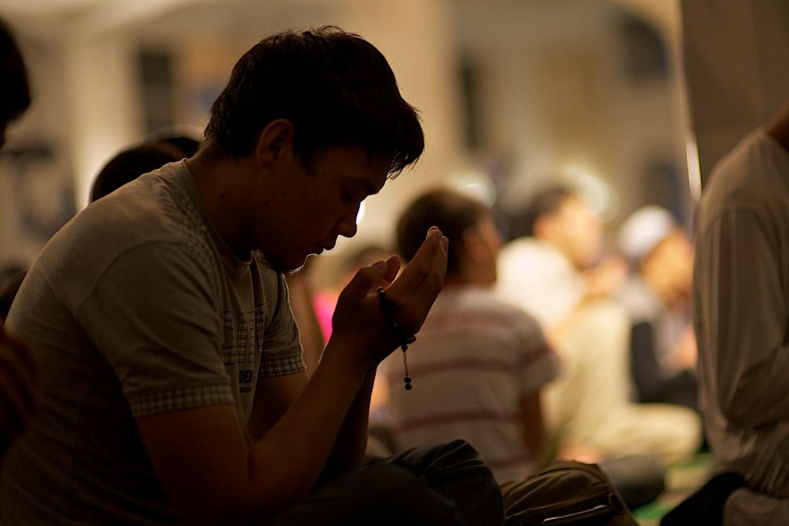 Ночь Лейлату-л-Кадр в Центральной мечети Алматы, молитвы, чтение Корана и ночь прощения верующих. Ислам, Лейлату-л-Кадр, ночь предопределения, ночь Могущества, мечеть Алматы, Рамадан, молитва, Коран, Казахстан, религия, Shanger.kz, Карлыгаш Нуржан