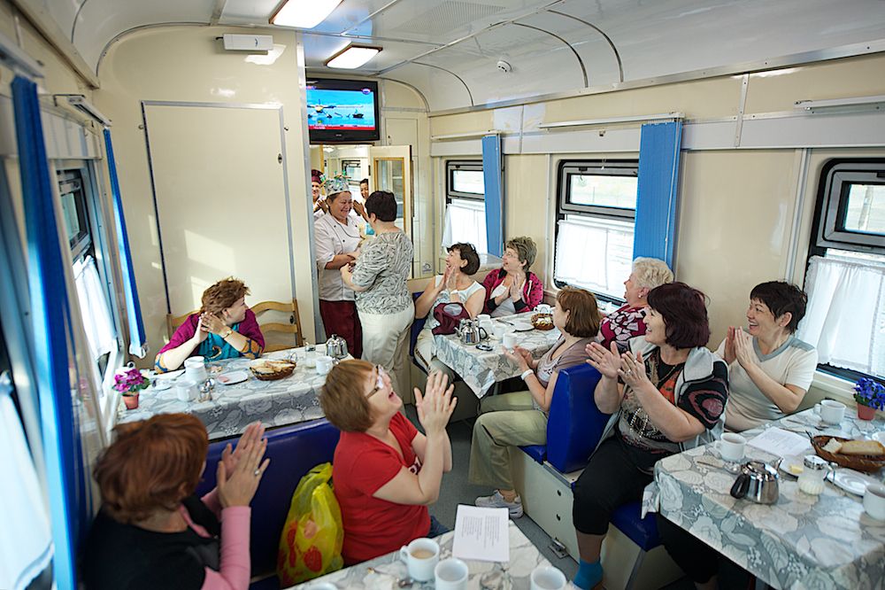 Медицинские поезда «Денсаулык», «Жәрдем» и «Саламатты Казахстан» бесплатно обследуют сельских жителей Казахстана, предоставляя помощь в самых отдалённых регионах. Поезда здоровья, Денсаулык, Жәрдем, Саламатты Казахстан, медицина, село, Казахстан, КТЖ, мобильная помощь, Карлыгаш Нуржан, Shanger.kz