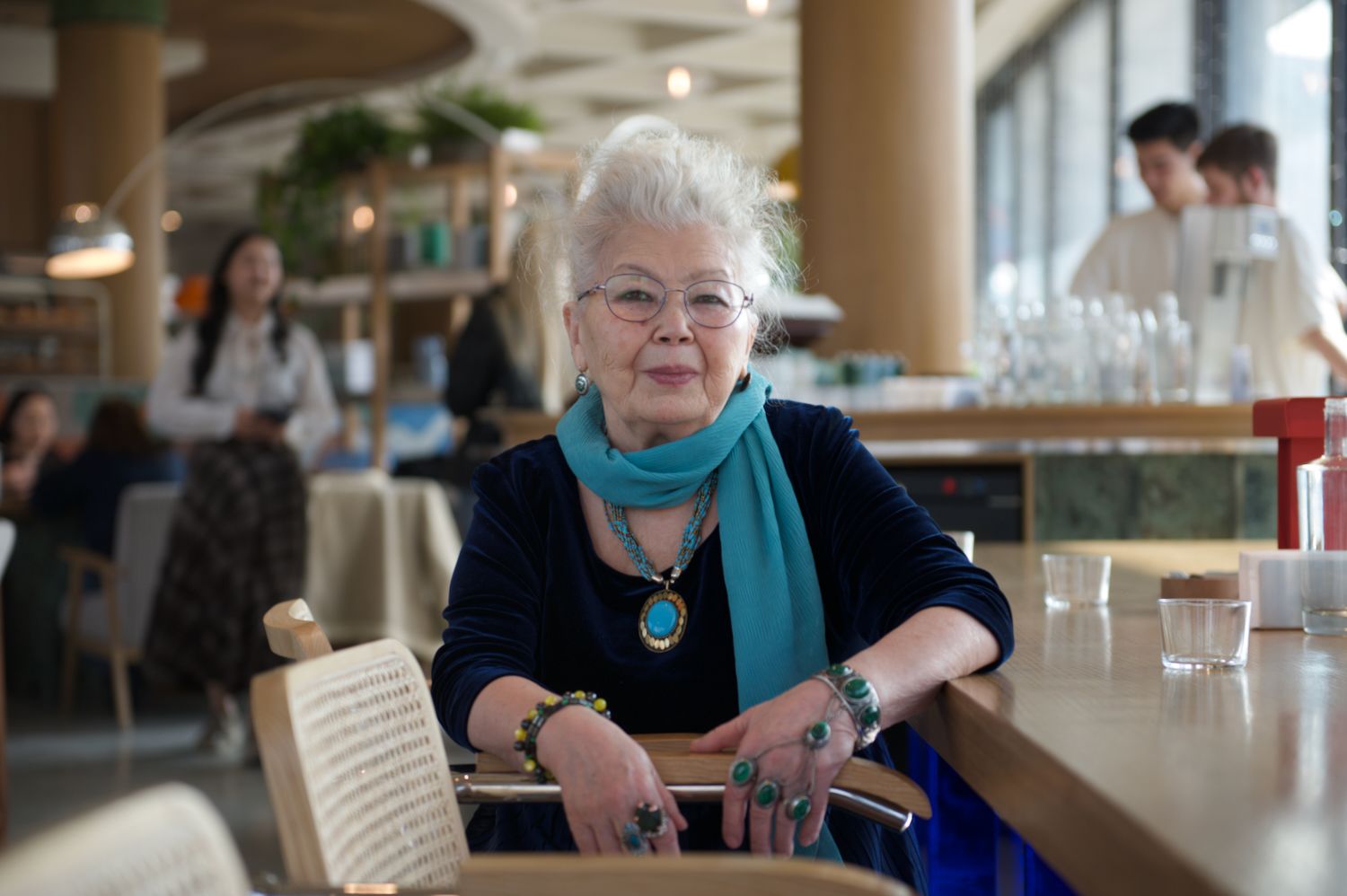 Магира Қожахметова — Қазақстан журналистикасының аңызы, ол мамандық, дәуір және ХХ ғасырдағы қазақ мәдениетінің негізгі тұлғаларымен болған кездесулер туралы әңгімелейді. Журналистика, Магира Қожахметова, Қазақстан журналистикасы, сұхбат, журналистика тарихы, қазақ зиялылары, Бауыржан Момышұлы, Майя Плисецкая, Оралхан Бөкей, Қазақстан мәдениеті, медиа, сөз, дәуір, тұлғалар портреттері, Shanger.kz