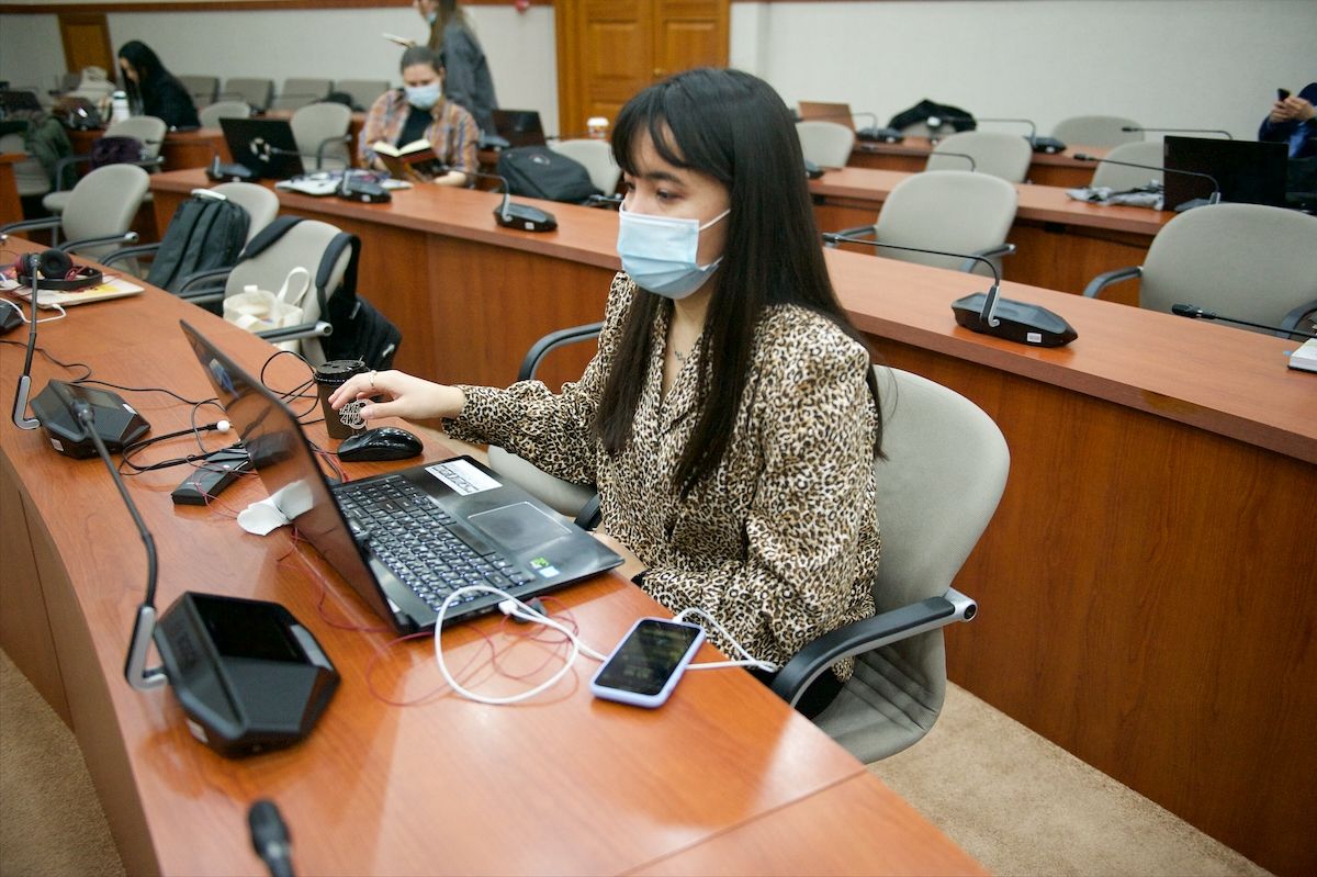 Журналисты и депутаты в Мажилисе Парламента Казахстана во время обращения Президента Касым-Жомарта Токаева. Фоторепортаж Ростислава Кобеца в рамках проекта Huawei «Особое мнение», Парламент Казахстана, Мажилис, Президент Токаев, Ерлан Карин, Huawei, Особое мнение, Ростислав Кобец, инклюзия, журналистика, VOXPOPULI, Карла Нур