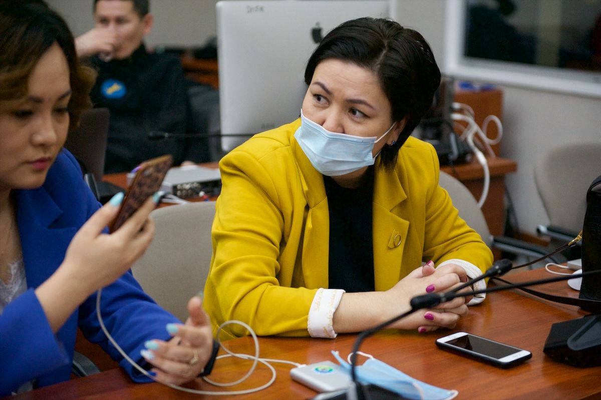 Журналисты и депутаты в Мажилисе Парламента Казахстана во время обращения Президента Касым-Жомарта Токаева. Фоторепортаж Ростислава Кобеца в рамках проекта Huawei «Особое мнение», Парламент Казахстана, Мажилис, Президент Токаев, Ерлан Карин, Huawei, Особое мнение, Ростислав Кобец, инклюзия, журналистика, VOXPOPULI, Карла Нур