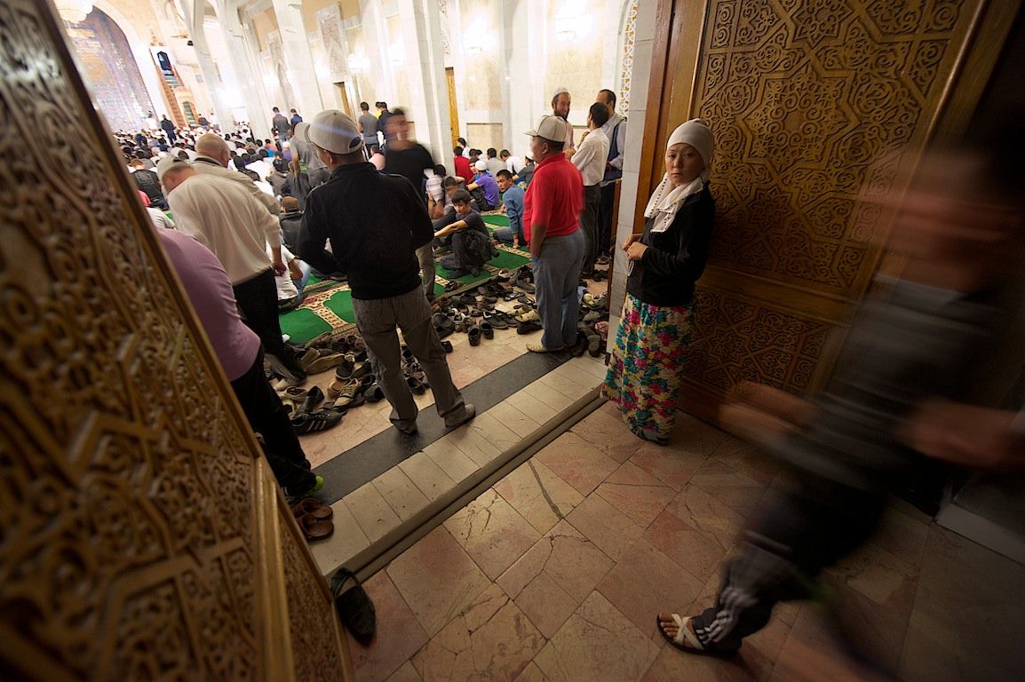 Ночь Лейлату-л-Кадр в Центральной мечети Алматы, молитвы, чтение Корана и ночь прощения верующих. Ислам, Лейлату-л-Кадр, ночь предопределения, ночь Могущества, мечеть Алматы, Рамадан, молитва, Коран, Казахстан, религия, Shanger.kz, Карлыгаш Нуржан
