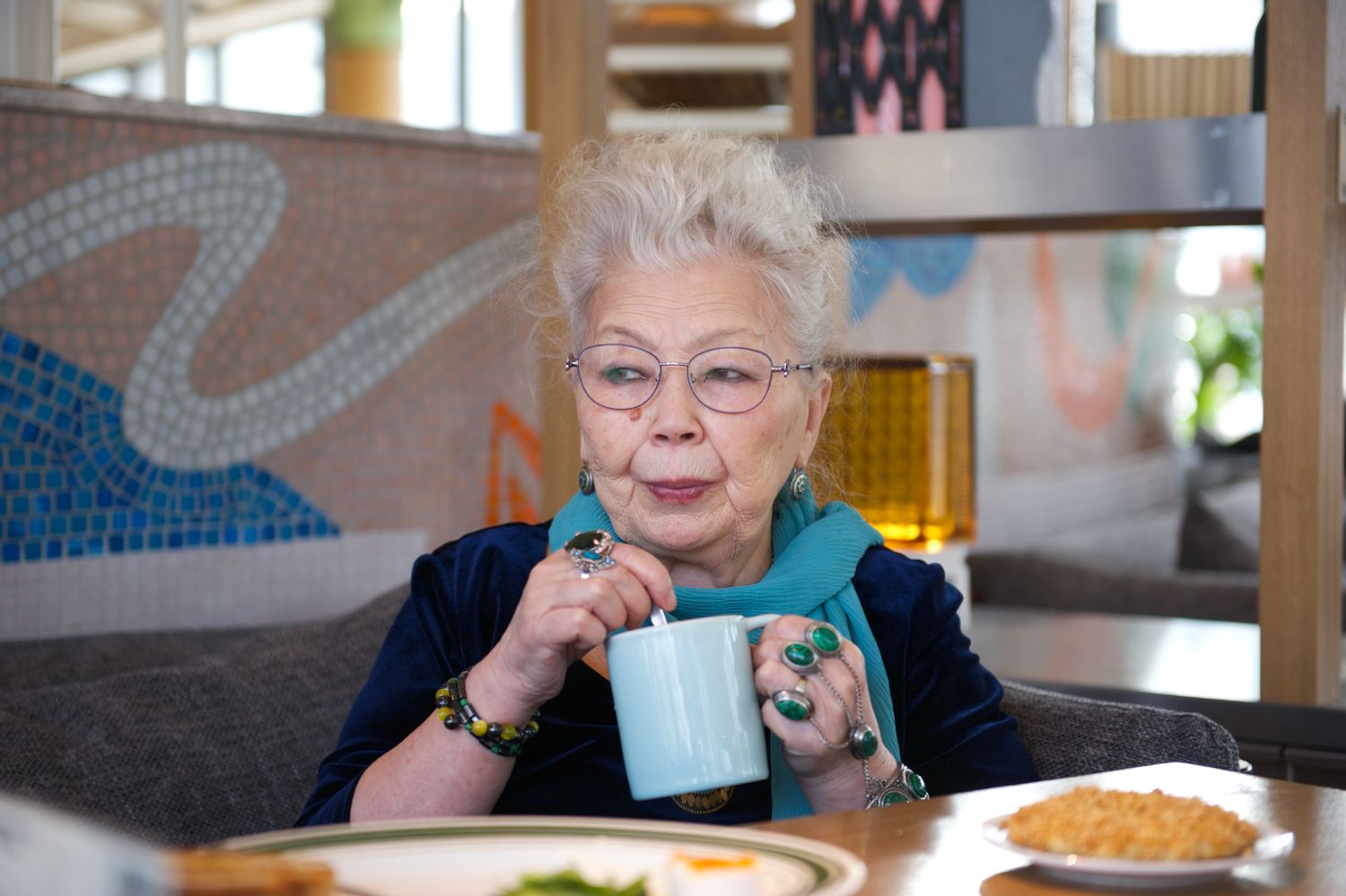 Магира Қожахметова — Қазақстан журналистикасының аңызы, ол мамандық, дәуір және ХХ ғасырдағы қазақ мәдениетінің негізгі тұлғаларымен болған кездесулер туралы әңгімелейді. Журналистика, Магира Қожахметова, Қазақстан журналистикасы, сұхбат, журналистика тарихы, қазақ зиялылары, Бауыржан Момышұлы, Майя Плисецкая, Оралхан Бөкей, Қазақстан мәдениеті, медиа, сөз, дәуір, тұлғалар портреттері, Shanger.kz