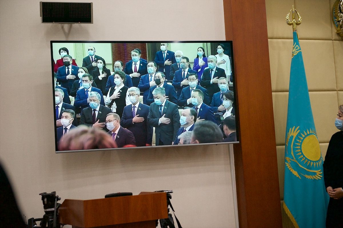 Журналисты и депутаты в Мажилисе Парламента Казахстана во время обращения Президента Касым-Жомарта Токаева. Фоторепортаж Ростислава Кобеца в рамках проекта Huawei «Особое мнение», Парламент Казахстана, Мажилис, Президент Токаев, Ерлан Карин, Huawei, Особое мнение, Ростислав Кобец, инклюзия, журналистика, VOXPOPULI, Карла Нур