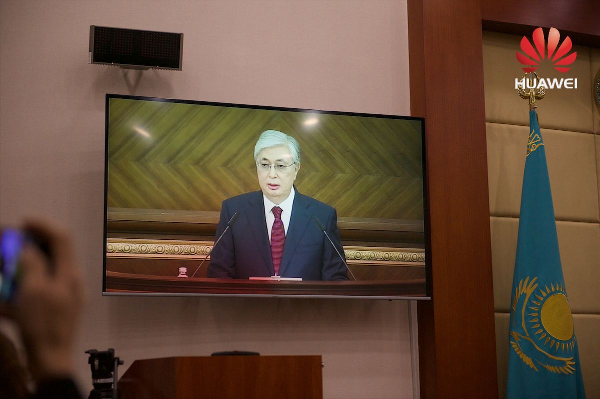 Журналисты и депутаты в Мажилисе Парламента Казахстана во время обращения Президента Касым-Жомарта Токаева. Фоторепортаж Ростислава Кобеца в рамках проекта Huawei «Особое мнение», Парламент Казахстана, Мажилис, Президент Токаев, Ерлан Карин, Huawei, Особое мнение, Ростислав Кобец, инклюзия, журналистика, VOXPOPULI, Карла Нур