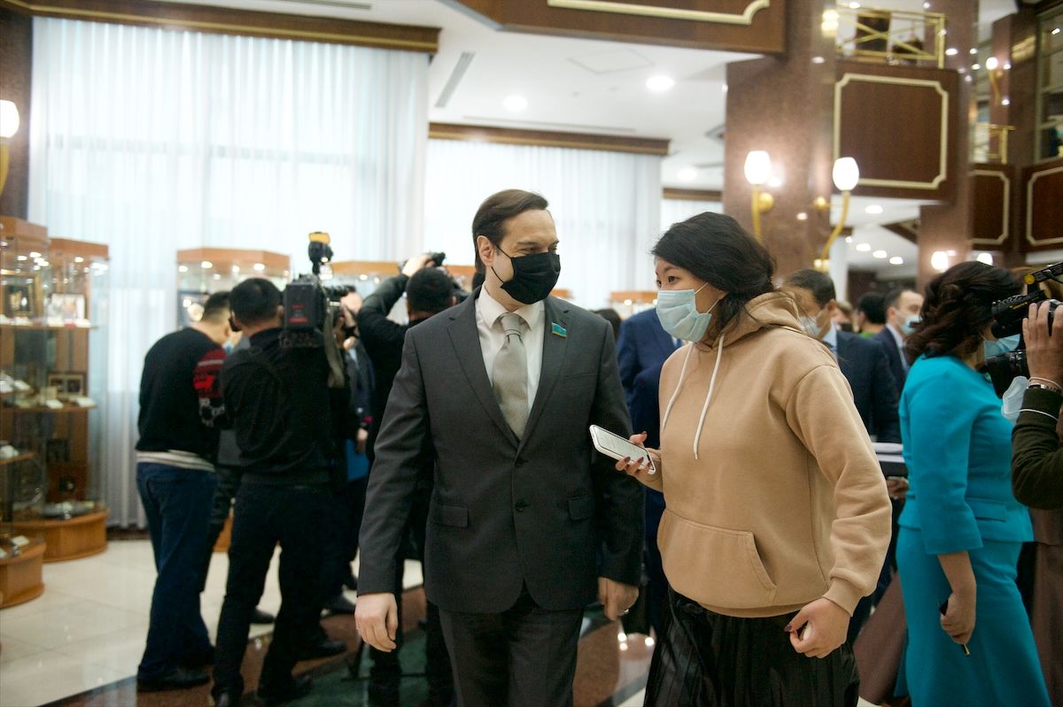 Журналисты и депутаты в Мажилисе Парламента Казахстана во время обращения Президента Касым-Жомарта Токаева. Фоторепортаж Ростислава Кобеца в рамках проекта Huawei «Особое мнение», Парламент Казахстана, Мажилис, Президент Токаев, Ерлан Карин, Huawei, Особое мнение, Ростислав Кобец, инклюзия, журналистика, VOXPOPULI, Карла Нур