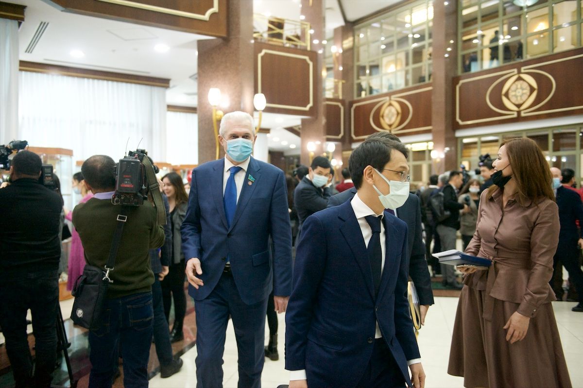 Журналисты и депутаты в Мажилисе Парламента Казахстана во время обращения Президента Касым-Жомарта Токаева. Фоторепортаж Ростислава Кобеца в рамках проекта Huawei «Особое мнение», Парламент Казахстана, Мажилис, Президент Токаев, Ерлан Карин, Huawei, Особое мнение, Ростислав Кобец, инклюзия, журналистика, VOXPOPULI, Карла Нур