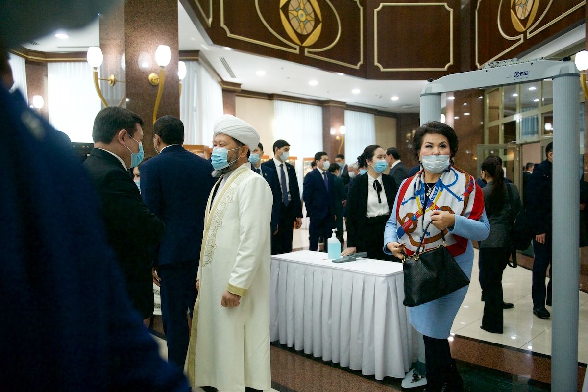 Журналисты и депутаты в Мажилисе Парламента Казахстана во время обращения Президента Касым-Жомарта Токаева. Фоторепортаж Ростислава Кобеца в рамках проекта Huawei «Особое мнение», Парламент Казахстана, Мажилис, Президент Токаев, Ерлан Карин, Huawei, Особое мнение, Ростислав Кобец, инклюзия, журналистика, VOXPOPULI, Карла Нур