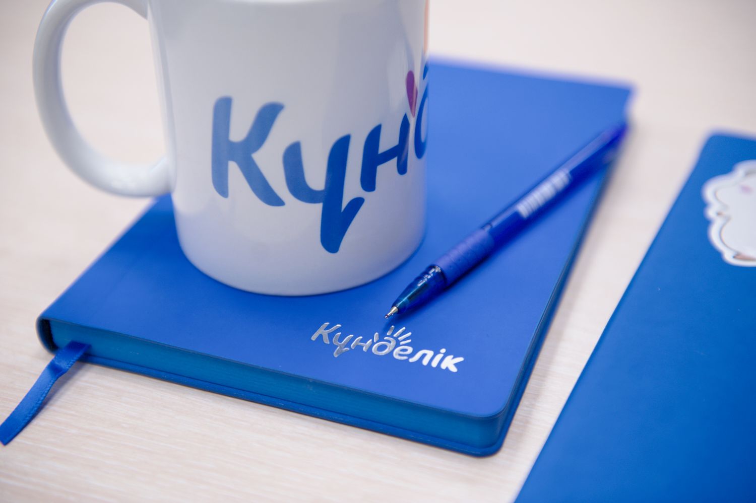 Фоторепортаж о конфликте вокруг перевода школ Казахстана с платформы Kundelik на BilimClass: портреты создателя Kundelik Мухтара Ильясова и его команды в офисе, рабочие процессы IT-специалистов, родители школьников, выражающие недовольство принудительным переходом, обсуждение юридических и цифровых рисков, а также иллюстрации темы электронных журналов и образовательных платформ. Kundelik.kz, Күнделік, BilimClass, Білімкласс, электронный журнал Казахстан, LMS платформа школа, переход школ Алматы, цифровизация образования РК, Министерство просвещения Казахстана, управление образования Алматы, государственно-частное партнёрство, ГЧП образование, Мухтар Ильясов, Тимур Турлов, Freedom Holding Corp, BilimLand, персональные данные детей, родители против перехода, образовательная реформа, судебный спор Kundelik, цифровая инфраструктура школ, серверы НИТ, Shanger.kz