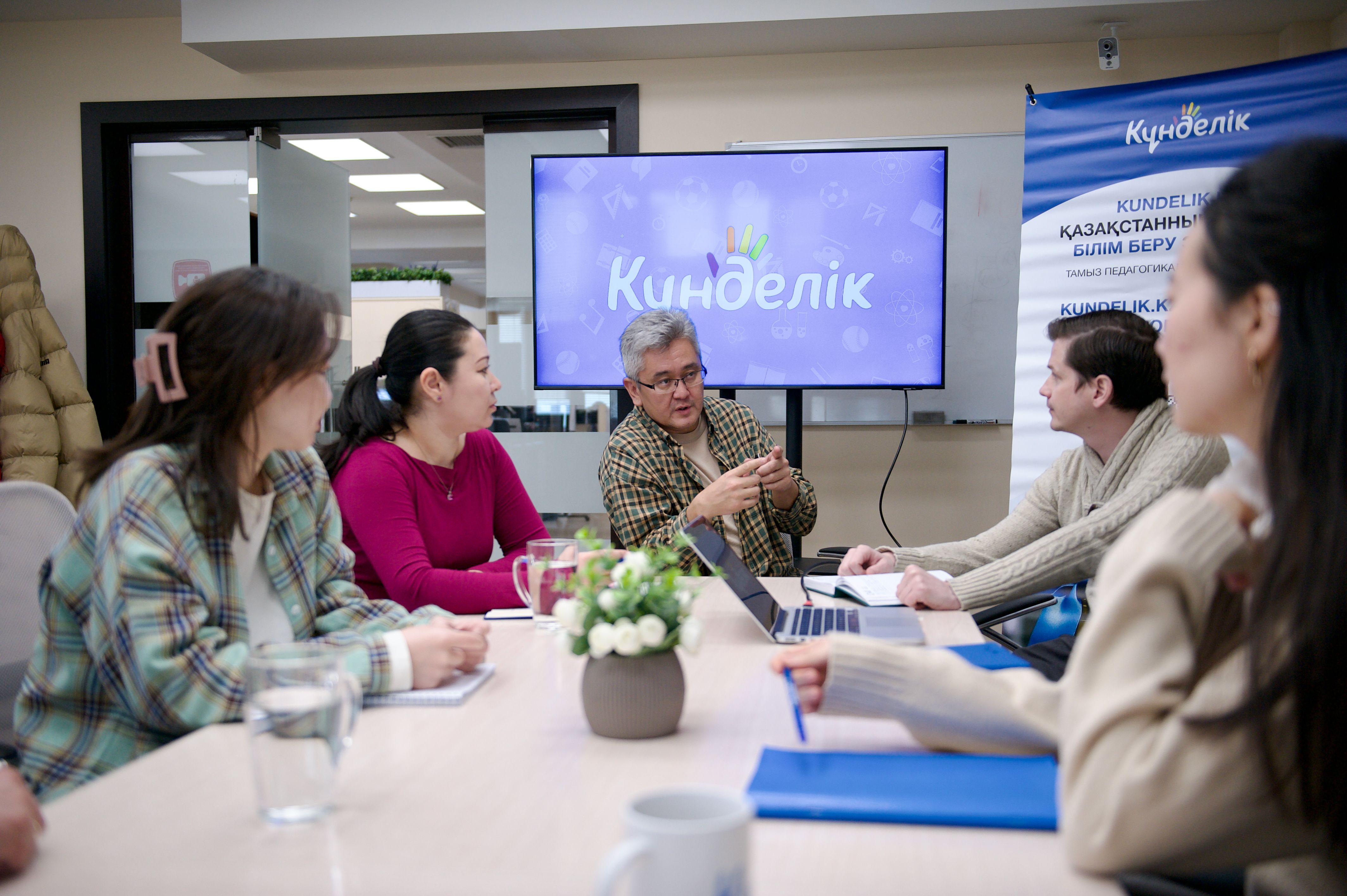 Фоторепортаж о конфликте вокруг перевода школ Казахстана с платформы Kundelik на BilimClass: портреты создателя Kundelik Мухтара Ильясова и его команды в офисе, рабочие процессы IT-специалистов, родители школьников, выражающие недовольство принудительным переходом, обсуждение юридических и цифровых рисков, а также иллюстрации темы электронных журналов и образовательных платформ. Kundelik.kz, Күнделік, BilimClass, Білімкласс, электронный журнал Казахстан, LMS платформа школа, переход школ Алматы, цифровизация образования РК, Министерство просвещения Казахстана, управление образования Алматы, государственно-частное партнёрство, ГЧП образование, Мухтар Ильясов, Тимур Турлов, Freedom Holding Corp, BilimLand, персональные данные детей, родители против перехода, образовательная реформа, судебный спор Kundelik, цифровая инфраструктура школ, серверы НИТ, Shanger.kz