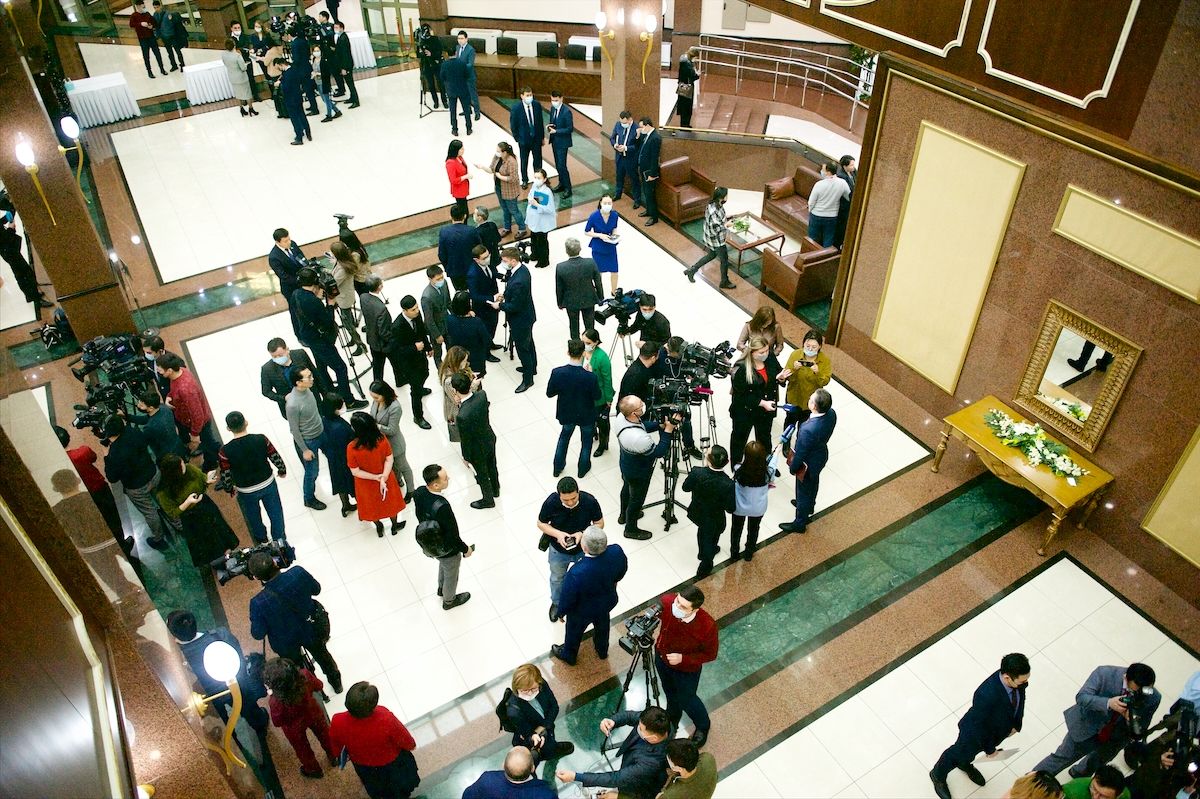 Журналисты и депутаты в Мажилисе Парламента Казахстана во время обращения Президента Касым-Жомарта Токаева. Фоторепортаж Ростислава Кобеца в рамках проекта Huawei «Особое мнение», Парламент Казахстана, Мажилис, Президент Токаев, Ерлан Карин, Huawei, Особое мнение, Ростислав Кобец, инклюзия, журналистика, VOXPOPULI, Карла Нур