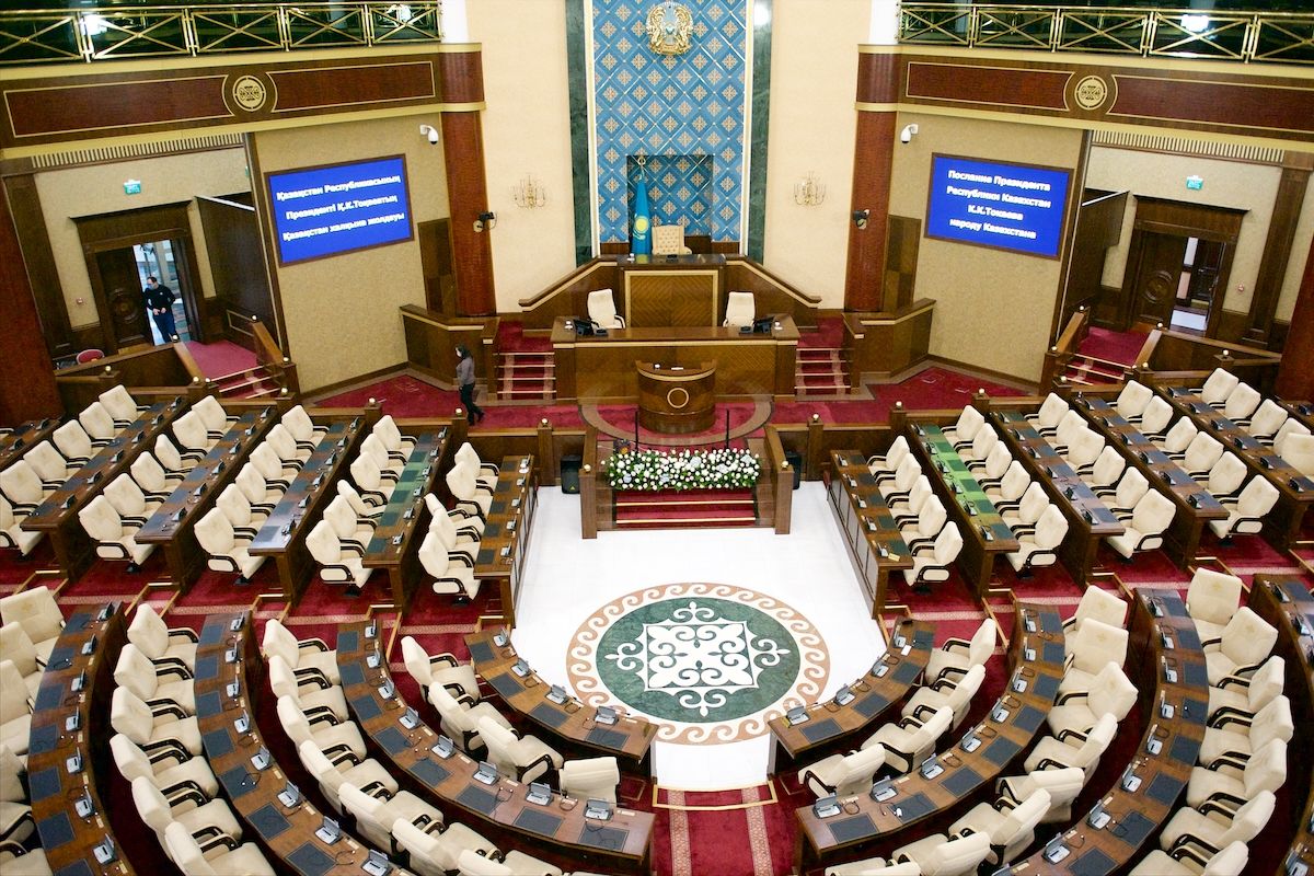 Журналисты и депутаты в Мажилисе Парламента Казахстана во время обращения Президента Касым-Жомарта Токаева. Фоторепортаж Ростислава Кобеца в рамках проекта Huawei «Особое мнение», Парламент Казахстана, Мажилис, Президент Токаев, Ерлан Карин, Huawei, Особое мнение, Ростислав Кобец, инклюзия, журналистика, VOXPOPULI, Карла Нур