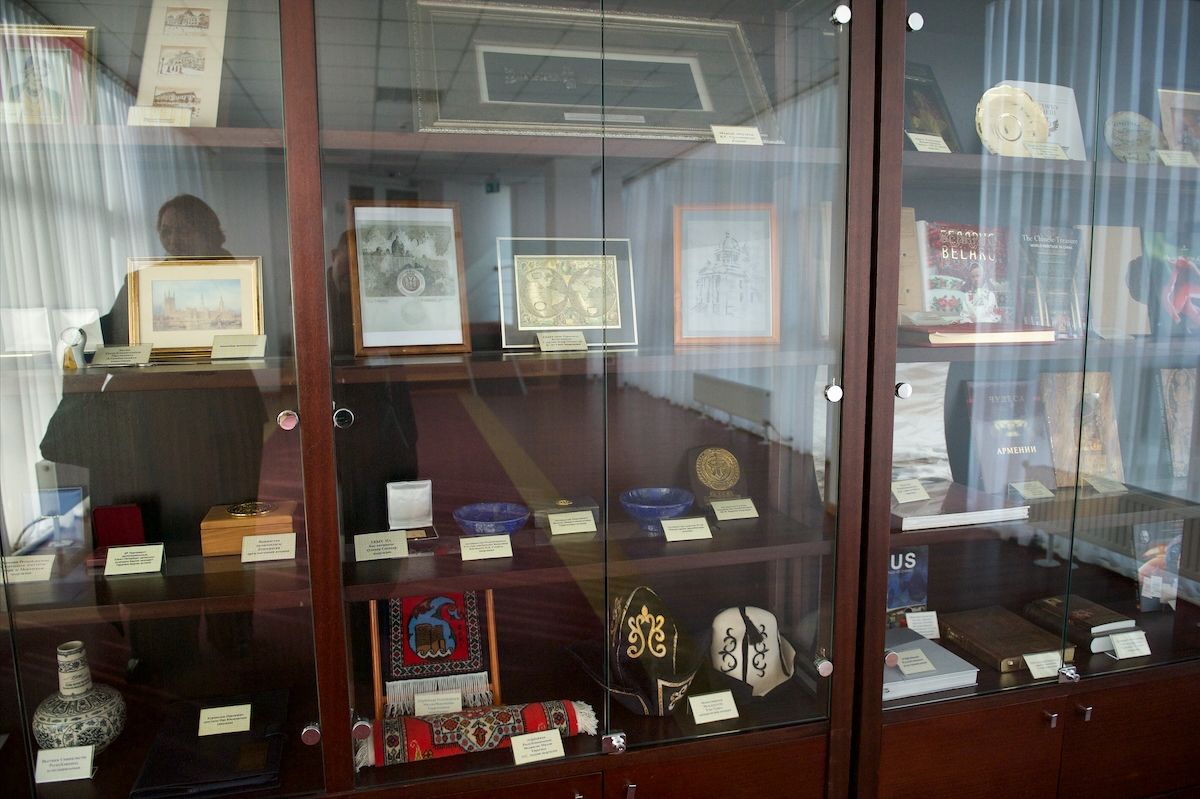 Журналисты и депутаты в Мажилисе Парламента Казахстана во время обращения Президента Касым-Жомарта Токаева. Фоторепортаж Ростислава Кобеца в рамках проекта Huawei «Особое мнение», Парламент Казахстана, Мажилис, Президент Токаев, Ерлан Карин, Huawei, Особое мнение, Ростислав Кобец, инклюзия, журналистика, VOXPOPULI, Карла Нур