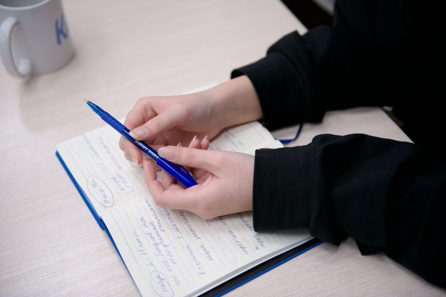 Фоторепортаж о конфликте вокруг перевода школ Казахстана с платформы Kundelik на BilimClass: портреты создателя Kundelik Мухтара Ильясова и его команды в офисе, рабочие процессы IT-специалистов, родители школьников, выражающие недовольство принудительным переходом, обсуждение юридических и цифровых рисков, а также иллюстрации темы электронных журналов и образовательных платформ. Kundelik.kz, Күнделік, BilimClass, Білімкласс, электронный журнал Казахстан, LMS платформа школа, переход школ Алматы, цифровизация образования РК, Министерство просвещения Казахстана, управление образования Алматы, государственно-частное партнёрство, ГЧП образование, Мухтар Ильясов, Тимур Турлов, Freedom Holding Corp, BilimLand, персональные данные детей, родители против перехода, образовательная реформа, судебный спор Kundelik, цифровая инфраструктура школ, серверы НИТ, Shanger.kz