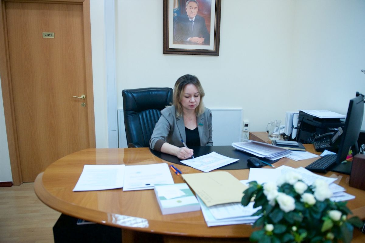 Журналисты и депутаты в Мажилисе Парламента Казахстана во время обращения Президента Касым-Жомарта Токаева. Фоторепортаж Ростислава Кобеца в рамках проекта Huawei «Особое мнение», Парламент Казахстана, Мажилис, Президент Токаев, Ерлан Карин, Huawei, Особое мнение, Ростислав Кобец, инклюзия, журналистика, VOXPOPULI, Карла Нур