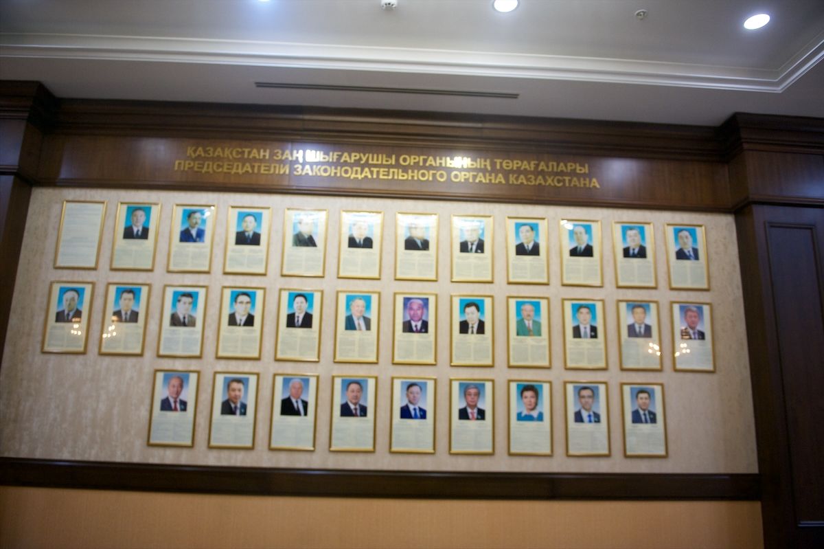 Журналисты и депутаты в Мажилисе Парламента Казахстана во время обращения Президента Касым-Жомарта Токаева. Фоторепортаж Ростислава Кобеца в рамках проекта Huawei «Особое мнение», Парламент Казахстана, Мажилис, Президент Токаев, Ерлан Карин, Huawei, Особое мнение, Ростислав Кобец, инклюзия, журналистика, VOXPOPULI, Карла Нур