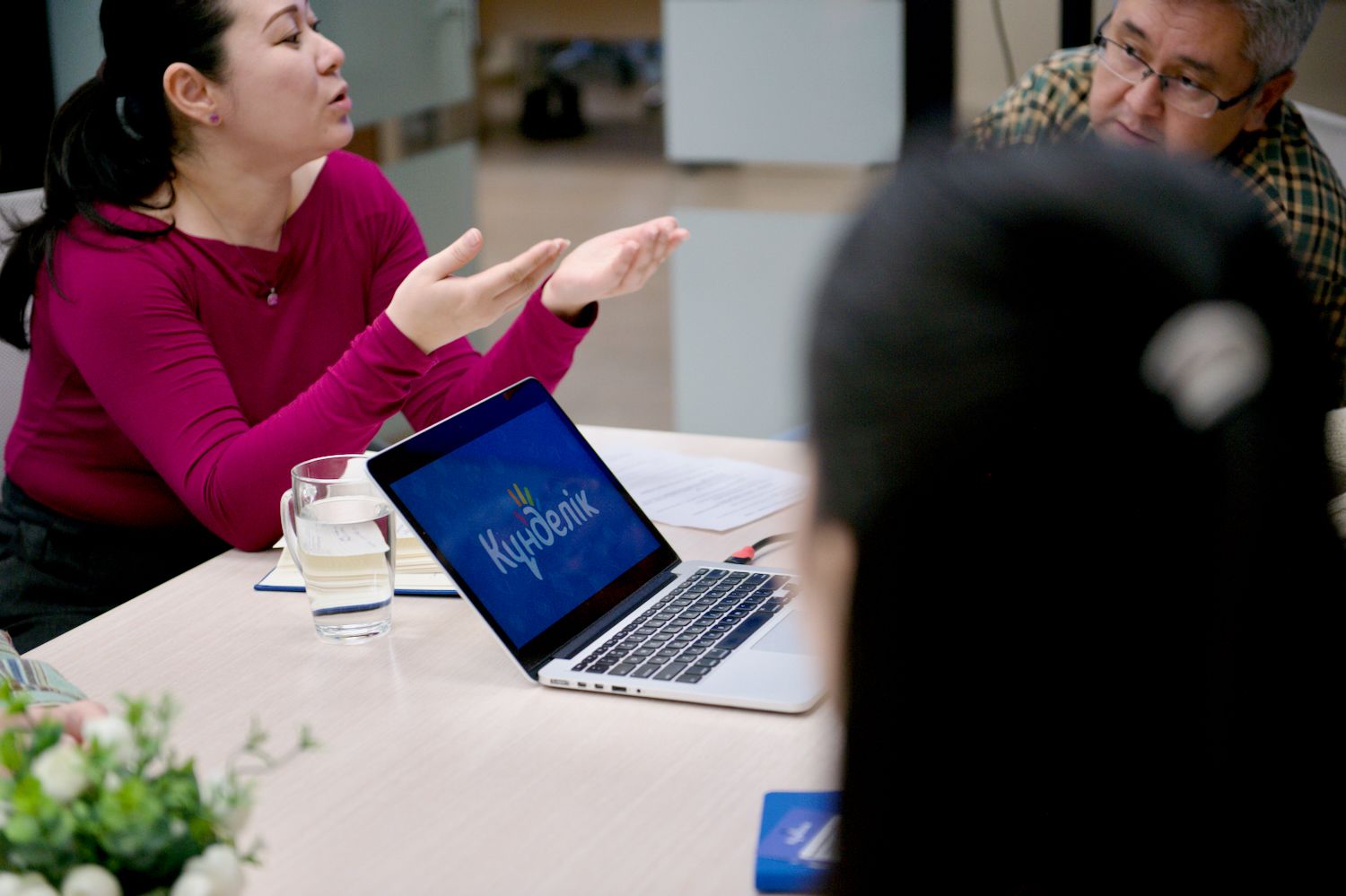 Фоторепортаж о конфликте вокруг перевода школ Казахстана с платформы Kundelik на BilimClass: портреты создателя Kundelik Мухтара Ильясова и его команды в офисе, рабочие процессы IT-специалистов, родители школьников, выражающие недовольство принудительным переходом, обсуждение юридических и цифровых рисков, а также иллюстрации темы электронных журналов и образовательных платформ. Kundelik.kz, Күнделік, BilimClass, Білімкласс, электронный журнал Казахстан, LMS платформа школа, переход школ Алматы, цифровизация образования РК, Министерство просвещения Казахстана, управление образования Алматы, государственно-частное партнёрство, ГЧП образование, Мухтар Ильясов, Тимур Турлов, Freedom Holding Corp, BilimLand, персональные данные детей, родители против перехода, образовательная реформа, судебный спор Kundelik, цифровая инфраструктура школ, серверы НИТ, Shanger.kz