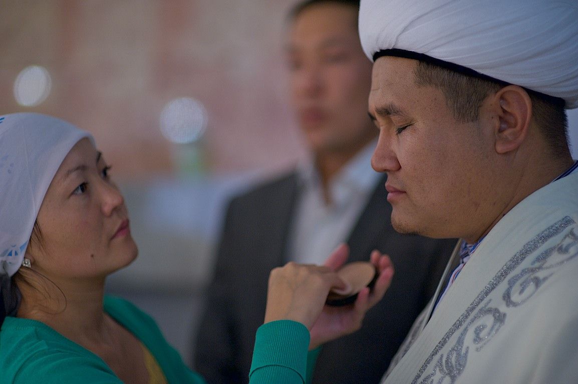 Ночь Лейлату-л-Кадр в Центральной мечети Алматы, молитвы, чтение Корана и ночь прощения верующих. Ислам, Лейлату-л-Кадр, ночь предопределения, ночь Могущества, мечеть Алматы, Рамадан, молитва, Коран, Казахстан, религия, Shanger.kz, Карлыгаш Нуржан