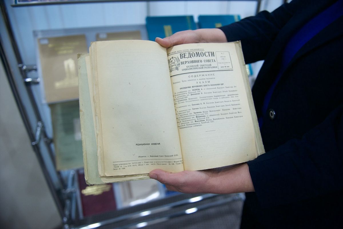 Журналисты и депутаты в Мажилисе Парламента Казахстана во время обращения Президента Касым-Жомарта Токаева. Фоторепортаж Ростислава Кобеца в рамках проекта Huawei «Особое мнение», Парламент Казахстана, Мажилис, Президент Токаев, Ерлан Карин, Huawei, Особое мнение, Ростислав Кобец, инклюзия, журналистика, VOXPOPULI, Карла Нур