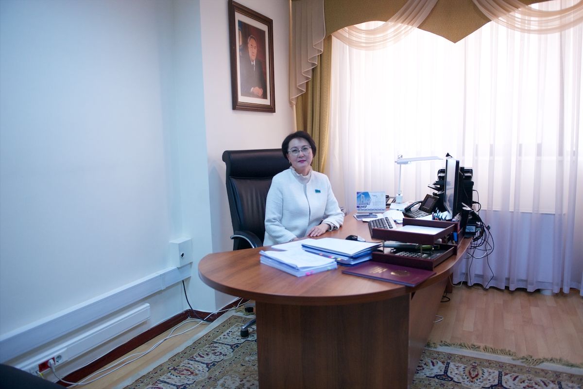 Журналисты и депутаты в Мажилисе Парламента Казахстана во время обращения Президента Касым-Жомарта Токаева. Фоторепортаж Ростислава Кобеца в рамках проекта Huawei «Особое мнение», Парламент Казахстана, Мажилис, Президент Токаев, Ерлан Карин, Huawei, Особое мнение, Ростислав Кобец, инклюзия, журналистика, VOXPOPULI, Карла Нур