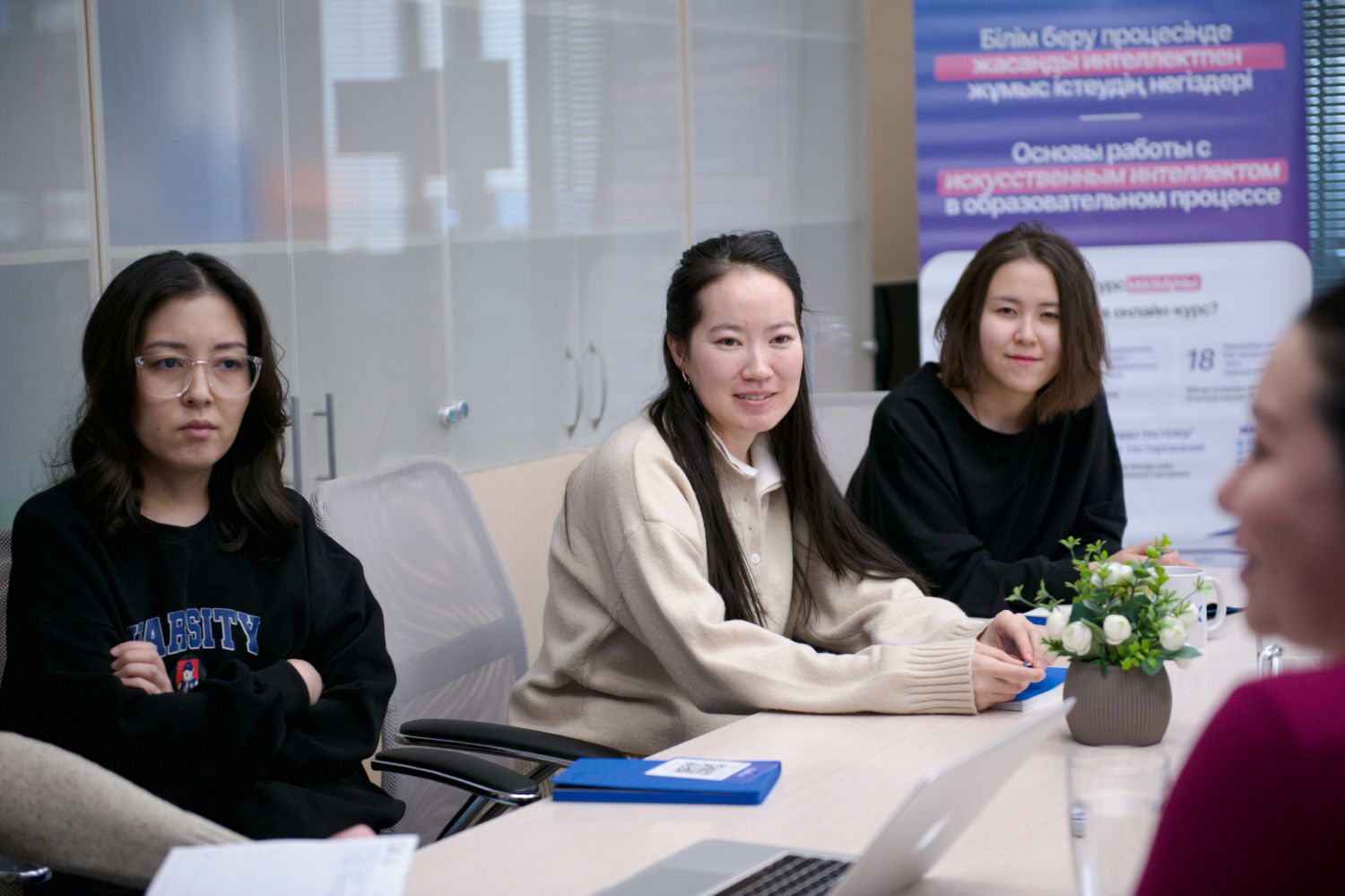 Фоторепортаж о конфликте вокруг перевода школ Казахстана с платформы Kundelik на BilimClass: портреты создателя Kundelik Мухтара Ильясова и его команды в офисе, рабочие процессы IT-специалистов, родители школьников, выражающие недовольство принудительным переходом, обсуждение юридических и цифровых рисков, а также иллюстрации темы электронных журналов и образовательных платформ. Kundelik.kz, Күнделік, BilimClass, Білімкласс, электронный журнал Казахстан, LMS платформа школа, переход школ Алматы, цифровизация образования РК, Министерство просвещения Казахстана, управление образования Алматы, государственно-частное партнёрство, ГЧП образование, Мухтар Ильясов, Тимур Турлов, Freedom Holding Corp, BilimLand, персональные данные детей, родители против перехода, образовательная реформа, судебный спор Kundelik, цифровая инфраструктура школ, серверы НИТ, Shanger.kz