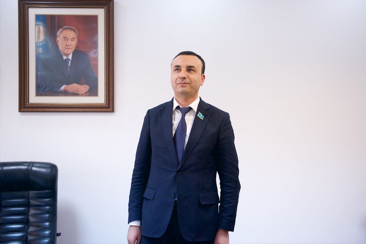 Журналисты и депутаты в Мажилисе Парламента Казахстана во время обращения Президента Касым-Жомарта Токаева. Фоторепортаж Ростислава Кобеца в рамках проекта Huawei «Особое мнение», Парламент Казахстана, Мажилис, Президент Токаев, Ерлан Карин, Huawei, Особое мнение, Ростислав Кобец, инклюзия, журналистика, VOXPOPULI, Карла Нур