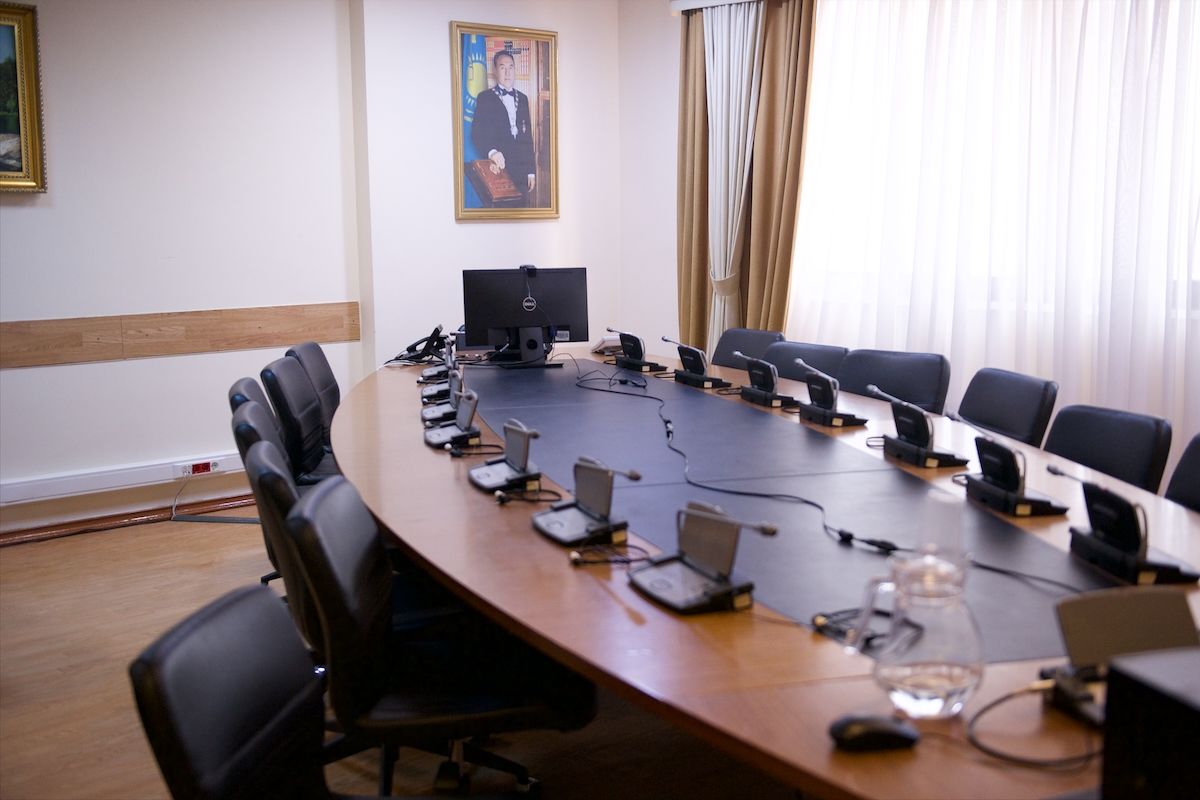 Журналисты и депутаты в Мажилисе Парламента Казахстана во время обращения Президента Касым-Жомарта Токаева. Фоторепортаж Ростислава Кобеца в рамках проекта Huawei «Особое мнение», Парламент Казахстана, Мажилис, Президент Токаев, Ерлан Карин, Huawei, Особое мнение, Ростислав Кобец, инклюзия, журналистика, VOXPOPULI, Карла Нур