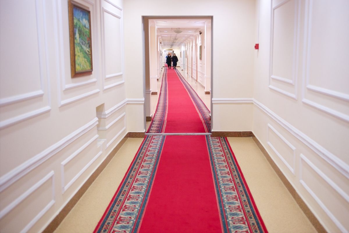 Журналисты и депутаты в Мажилисе Парламента Казахстана во время обращения Президента Касым-Жомарта Токаева. Фоторепортаж Ростислава Кобеца в рамках проекта Huawei «Особое мнение», Парламент Казахстана, Мажилис, Президент Токаев, Ерлан Карин, Huawei, Особое мнение, Ростислав Кобец, инклюзия, журналистика, VOXPOPULI, Карла Нур