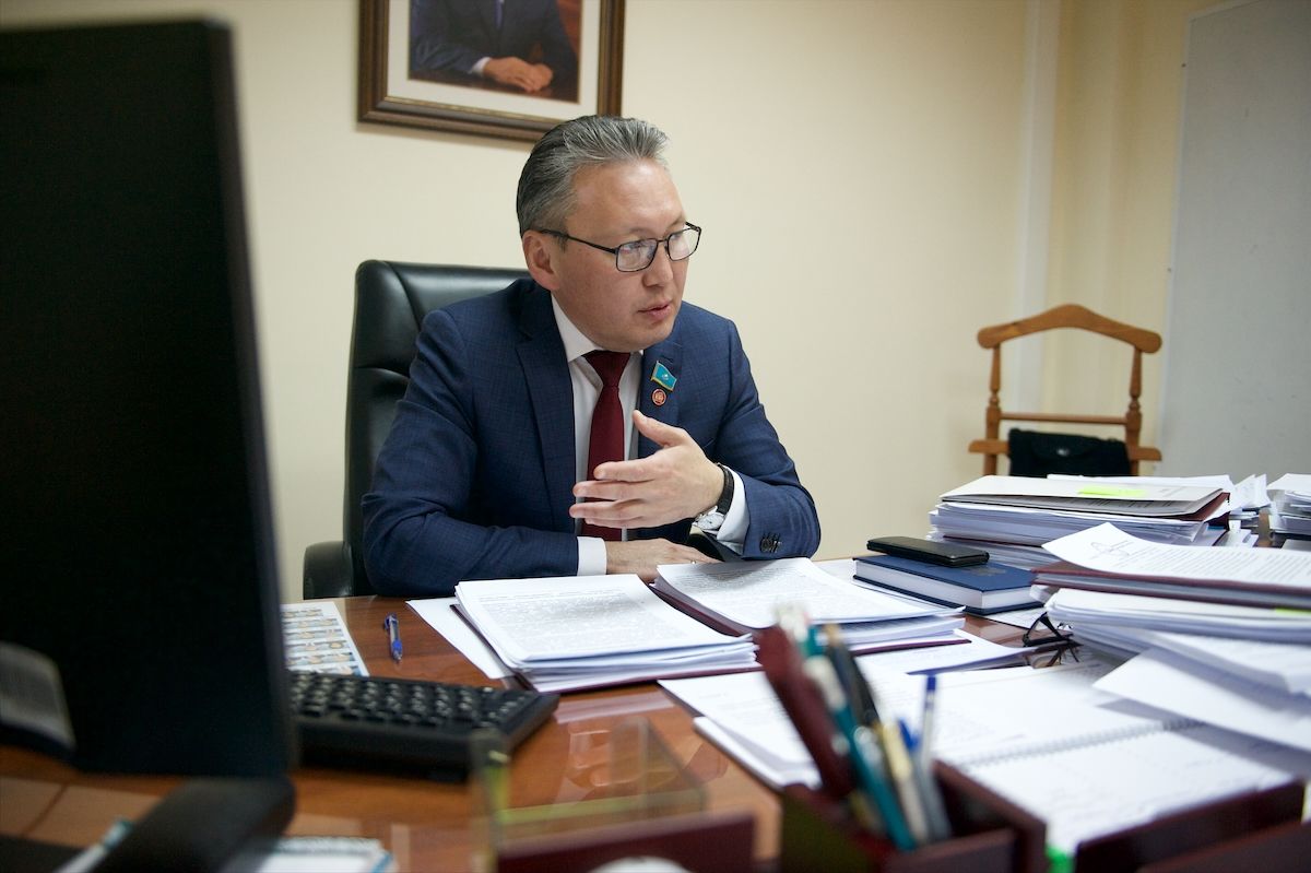 Журналисты и депутаты в Мажилисе Парламента Казахстана во время обращения Президента Касым-Жомарта Токаева. Фоторепортаж Ростислава Кобеца в рамках проекта Huawei «Особое мнение», Парламент Казахстана, Мажилис, Президент Токаев, Ерлан Карин, Huawei, Особое мнение, Ростислав Кобец, инклюзия, журналистика, VOXPOPULI, Карла Нур