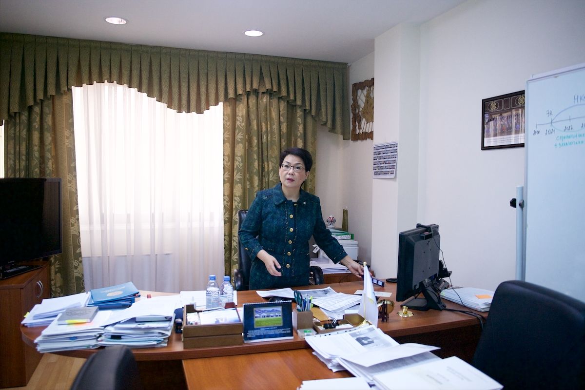 Журналисты и депутаты в Мажилисе Парламента Казахстана во время обращения Президента Касым-Жомарта Токаева. Фоторепортаж Ростислава Кобеца в рамках проекта Huawei «Особое мнение», Парламент Казахстана, Мажилис, Президент Токаев, Ерлан Карин, Huawei, Особое мнение, Ростислав Кобец, инклюзия, журналистика, VOXPOPULI, Карла Нур