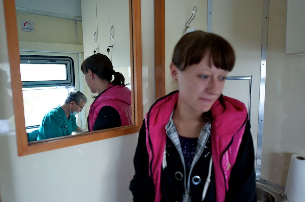 Медицинские поезда «Денсаулык», «Жәрдем» и «Саламатты Казахстан» бесплатно обследуют сельских жителей Казахстана, предоставляя помощь в самых отдалённых регионах. Поезда здоровья, Денсаулык, Жәрдем, Саламатты Казахстан, медицина, село, Казахстан, КТЖ, мобильная помощь, Карлыгаш Нуржан, Shanger.kz