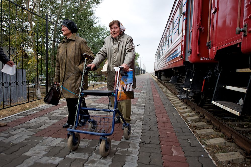 Медицинские поезда «Денсаулык», «Жәрдем» и «Саламатты Казахстан» бесплатно обследуют сельских жителей Казахстана, предоставляя помощь в самых отдалённых регионах. Поезда здоровья, Денсаулык, Жәрдем, Саламатты Казахстан, медицина, село, Казахстан, КТЖ, мобильная помощь, Карлыгаш Нуржан, Shanger.kz