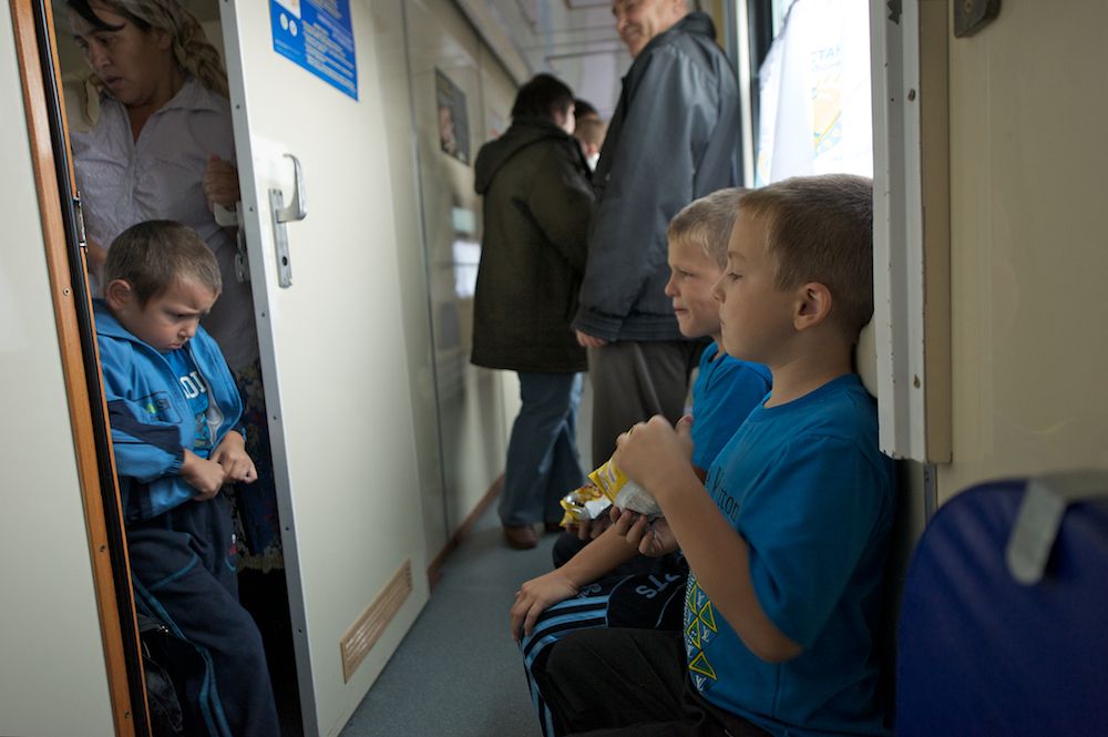 Медицинские поезда «Денсаулык», «Жәрдем» и «Саламатты Казахстан» бесплатно обследуют сельских жителей Казахстана, предоставляя помощь в самых отдалённых регионах. Поезда здоровья, Денсаулык, Жәрдем, Саламатты Казахстан, медицина, село, Казахстан, КТЖ, мобильная помощь, Карлыгаш Нуржан, Shanger.kz
