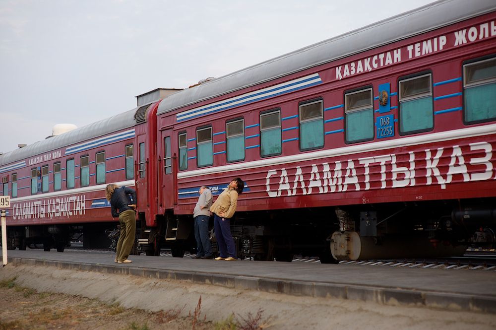Медицинские поезда «Денсаулык», «Жәрдем» и «Саламатты Казахстан» бесплатно обследуют сельских жителей Казахстана, предоставляя помощь в самых отдалённых регионах. Поезда здоровья, Денсаулык, Жәрдем, Саламатты Казахстан, медицина, село, Казахстан, КТЖ, мобильная помощь, Карлыгаш Нуржан, Shanger.kz