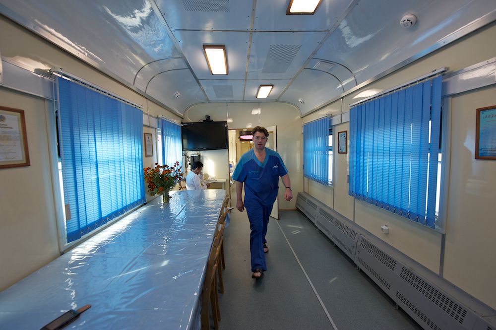 Медицинские поезда «Денсаулык», «Жәрдем» и «Саламатты Казахстан» бесплатно обследуют сельских жителей Казахстана, предоставляя помощь в самых отдалённых регионах. Поезда здоровья, Денсаулык, Жәрдем, Саламатты Казахстан, медицина, село, Казахстан, КТЖ, мобильная помощь, Карлыгаш Нуржан, Shanger.kz