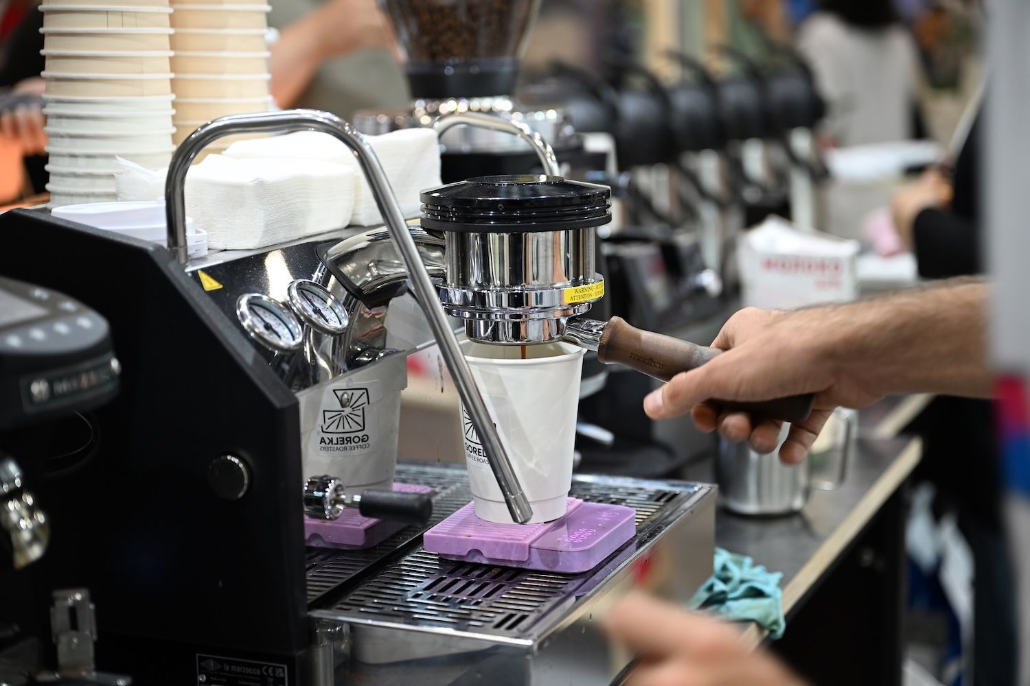 Астанадағы Astana Coffee Expo 2026 көрмесінен фоторепортаж: баристалар, қуырушылар, халықаралық қатысушылар, кофе және bubble tea. Astana Coffee Expo 2026, Қазақстандағы кофе, кофе мәдениеті, бариста, specialty coffee, кофе қуыру, Астана, Қазақстан, HoReCa, bubble tea, фоторепортаж