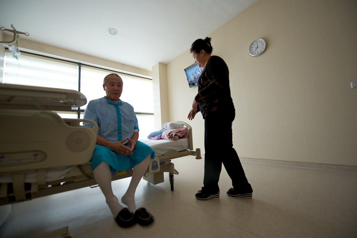 Операция на открытом сердце в клинике Almaty Sema Hospital: команда хирургов и пациент из Кыргызстана проходят сложный путь к восстановлению жизни, кардиохирургия Казахстана, Almaty Sema Hospital, операция на сердце, Казахстан, Жамалдин Болушов, Тансель Туркоглу, Феруз Бабашов, медицина, фоторепортаж, Карла Нур