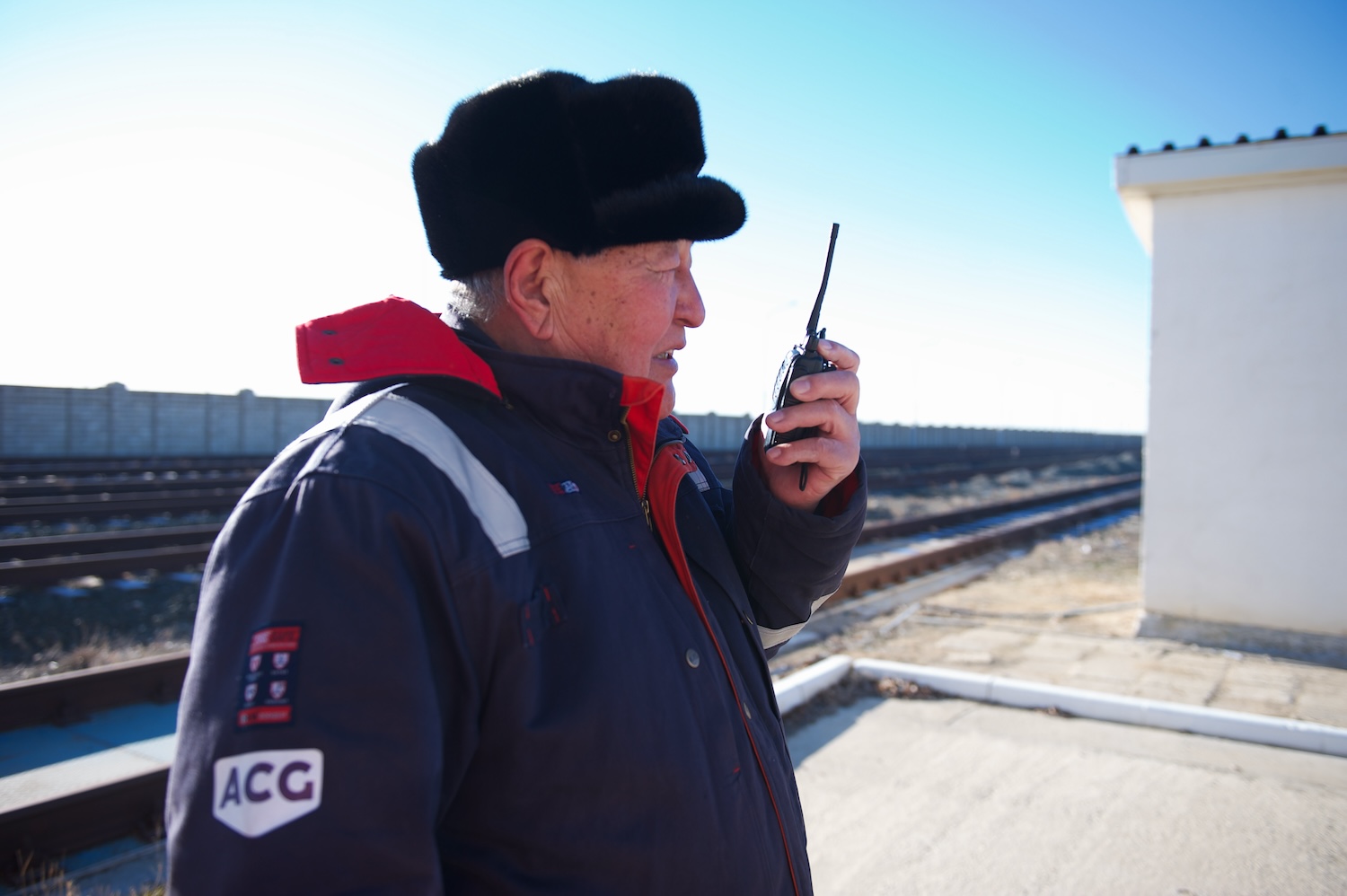 Жители села Бейнеу на зерновом терминале Фонда Halyk: первый хлеб выпечен из местной муки, рядом развивается школа и социальные объекты. Фонд Halyk, село Бейнеу, зерновой терминал, школа Бейнеу, сельское развитие, хлеб, Мангистауская область, образование в регионах, агроподдержка Казахстана, Тимур Кулибаев